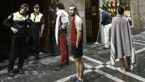 La evacuación del inmueble que ha ardido en Zapatería: los bomberos han rescatado a una mujer de 102 años