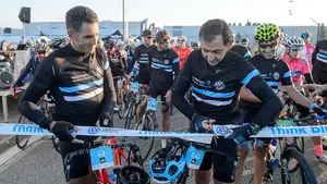 Más de 700 ciclistas, entre ellos Miguel Induráin, participan en la III Marcha Ciclista de Volkswagen Navarra Solidaria
