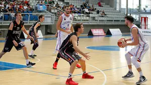 El Basket Navarra sale derrotado ampliamente de Alicante en su primer partido de competición en Leb Plata