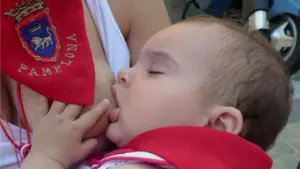 La naturalidad de dar el pecho: un concurso de fotos busca visibilizar en Navarra la lactancia fuera del hogar