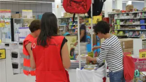 Carrefour entrega a Cruz Roja Navarra material escolar por valor de 5.918 euros para ni&ntilde;os en situaci&oacute;n de vulnerabilidad