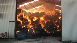 Los bomberos consiguen extinguir un incendio en Urdiáin que calcina y destruye una nave abarrotada de paja