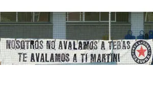 Una pancarta de Indar Gorri, protagonista en Tajonar: "Nosotros no avalamos a Tebas. Te avalamos a tí, Martín"