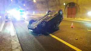 La colisión entre dos coches en el túnel del Perdón ha obligado a desviar el tráfico por el puerto