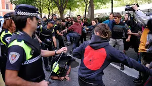 Así ha sido el duro enfrentamiento entre Policía Municipal y okupas durante el desalojo del portal 13 del Paseo Sarasate