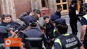 Un centenar de okupas se enfrenta a la Policía Municipal durante el desalojo de un edificio en el Paseo Sarasate