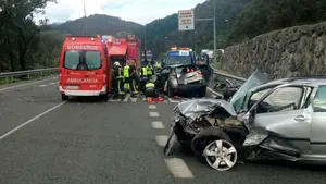 Evacuados en helicóptero dos heridos graves en la colisión de dos coches en Echalar