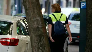 Brutal paliza a una vigilante de la zona azul: una pamplonesa se encela con ella por ponerle una multa en hospitales