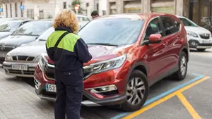 Azul, rojo, naranja y ahora verde: los cuatro colores que debes conocer para evitar multas en los aparcamientos de Pamplona