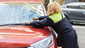 Una trabajadora de la zona azul tras la brutal paliza a una compañera en Pamplona: "Nos insultan y nos tiran cosas por la ventana"