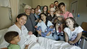 Insólito parto: una madre y su hija dan a luz a la vez y comparten habitación con sus pequeños en el hospital
