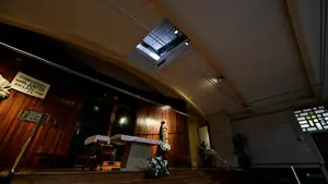 Heridas graves en Pamplona: caen 7 metros hasta el altar de una iglesia al hundir una claraboya y desmoronarse desde el tejado