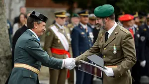 Homenaje de la Guardia Civil en Pamplona: entrega el tricornio al Regimiento de Cazadores de Montaña de Aizoáin