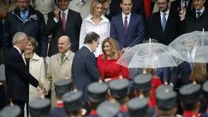 Apretón de manos bajo la lluvia: Mariano Rajoy y Susana Díaz, protagonizan una de las imágenes de la Fiesta Nacional