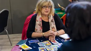 El esoterismo 'echa las cartas' a Pamplona: así se ha inaugurado el IX salón de esta práctica enigmática