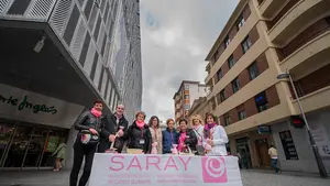 Pamplona cambia del gris al rosa: así transforma Saray el color de la ciudad