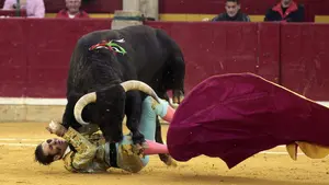 La escalofriante cogida de Padilla en Zaragoza: la secuencia completa del pitonazo sobre su ojo vacío