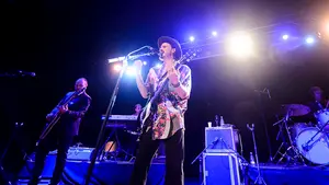 Coque Malla pone a bailar al Zentral en Pamplona: los mejores momentos del concierto en imágenes