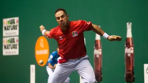 Aimar Olaizola y Untoria suman su tercera victoria frente a la pareja formada por Víctor y Albisu