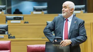 El doble rasero de Mendoza: pide 5 alumnos más de lo exigido para implantar el PAI, pero facilita el euskera sin el mínimo legal