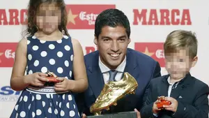 El uruguayo Luis Suárez recibe la Bota de Oro por sus cuarenta goles de la temporada pasada con el Barça