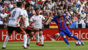 Un penalti señalado por Undiano Mallenco en el minuto final da el triunfo al Barça en un duelo intenso