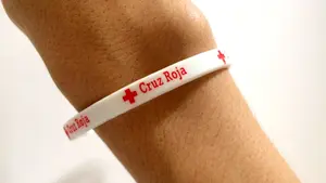 Una pulsera por los niños navarros más vulnerables: Cruz Roja lucha contra la desigualdad en el Día de la Banderita