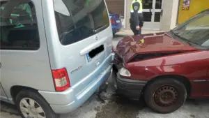 Un conductor de 78 años se estrella en Pamplona contra dos vehículos aparcados y da positivo en alcohol