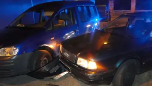 Choques en Pamplona: dos heridos después de que varios coches se estrellasen contra la acera y otros vehículos aparcados