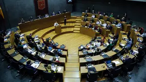 La oposición critica los pocos retos de futuro del Gobierno y el cuatripartito alardea de su cambio político y social