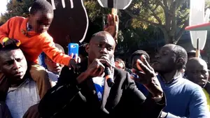 Un amigo del senegalés fallecido en dependencias policiales en Pamplona: "Lo mataron antes de llegar a comisaría"