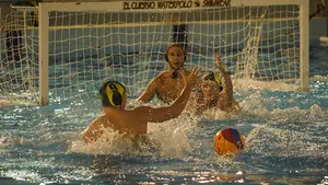 El Waterpolo Navarra pierde el duelo de la zona baja ante el Molins de Rei en la piscina de Amaya
