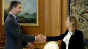 Pastor comunica la investidura de Rajoy al Rey, que firma su nombramiento