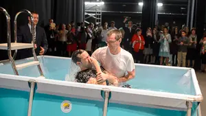 Nuevos testigos de Jehová en Pamplona: una piscina en Baluarte es el escenario del bautismo de nueve miembros