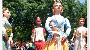 La comparsa del Casco Antiguo de Pamplona celebra sus 15 años con un pasacalles