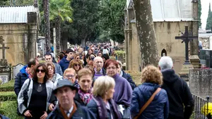 Flores, música y mucha emoción en el Cementerio de Pamplona que se llena de navarros que visitan a sus seres queridos