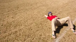 Sin dar palo al agua: un padre solicita retirar la pensión alimenticia a su hijo de 25 años tras una década como 'nini'