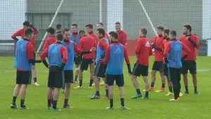 Entrenamiento de Osasuna bajo la niebla en Tajonar, antes de recibir al Alavés