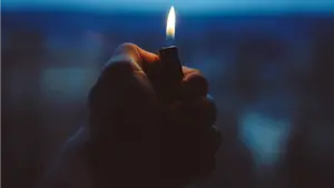 Prisión para un hombre por intentar quemar a tres personas rociándolas con disolvente y prendiendo sus cuerpos con un mechero