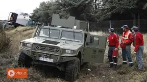 Así se ha producido el aparatoso accidente en la Autopista de Navarra: el vehículo militar averiado ha sido arrollado por un camión