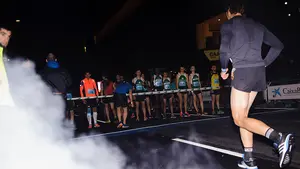 Cuatro mil personas conquistan la Carrera de las Murallas en Pamplona desafiando al mal tiempo