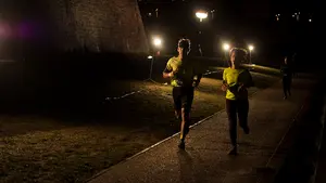 Nocturna y deportiva: la Pamplona monumental vista a través de la Carrera de las Murallas