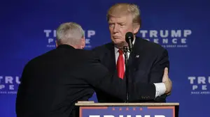 Alarma en un mitin de Trump: el Servicio Secreto evacua al candidato al grito de "arma"