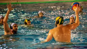 El Waterpolo Navarra logra su primera victoria de la temporada en la piscina del CN Catalunya