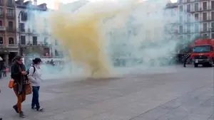 Una fumata amarilla en la Plaza del Castillo inaugura la XVI Semana de la Ciencia y la Tecnología en Pamplona 