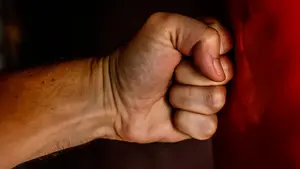 Linchamiento en Elizondo: un joven llama 'machupichu' a un hombre ecuatoriano, le rompe la nariz y lo deja inconsciente