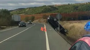 Vuelco en Funes: una joven de Azagra resulta herida después de salirse de la vía con su coche