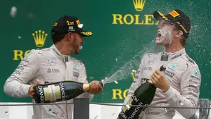El británico Lewis Hamilton ganó en Brasil y le 'peleará' el título a Nico Rosberg en Abu Dabi