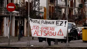 Estos son los carteles en apoyo a los ocho radicales detenidos en Alsasua por la Guardia Civil y que sostienen "no a los montajes policiales"