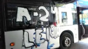 Unos encapuchados atacan y hacen pintadas en un autobús en el campus de Vitoria de la UPV